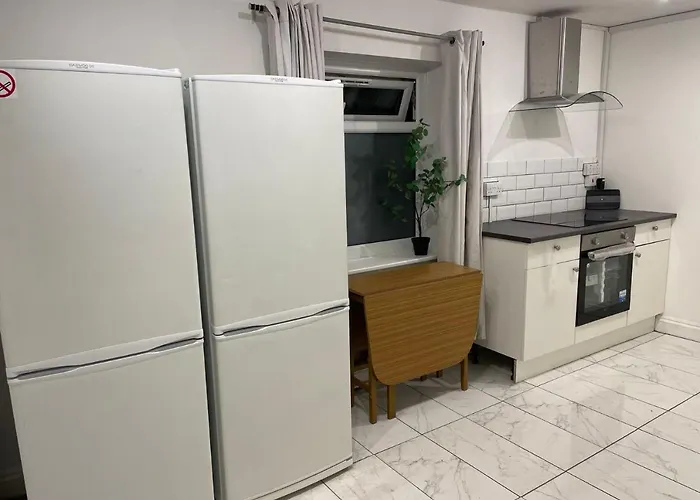 Double Bedroom With A Balcony And Ensuite Bathroom For Short Or Long Stay In London Canary Wharf With Direct Train From Heathrow, Also Convenient From Stansted And Gatwick Airport, 10 Minutes From London City Airport And Excel, 16 Minutes To Westmins