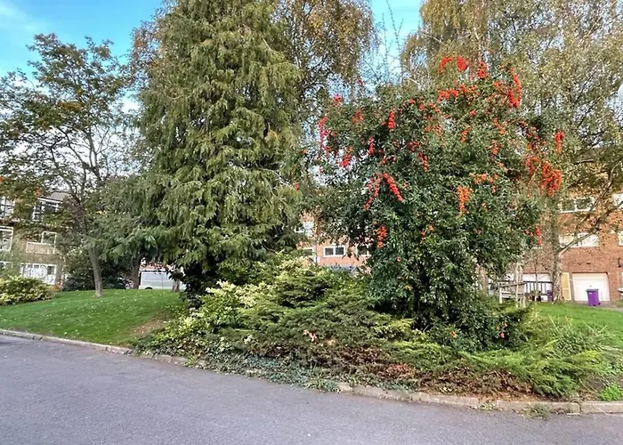 Double Bedroom With A Balcony And Ensuite Bathroom For Short Or Long Stay In London Canary Wharf With Direct Train From Heathrow, Also Convenient From Stansted And Gatwick Airport, 10 Minutes From London City Airport And Excel, 16 Minutes To Westmins