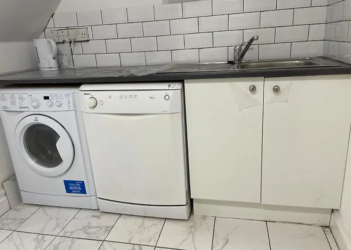 Double Bedroom With A Balcony And Ensuite Bathroom For Short Or Long Stay In London Canary Wharf With Direct Train From Heathrow, Also Convenient From Stansted And Gatwick Airport, 10 Minutes From London City Airport And Excel, 16 Minutes To Westmins